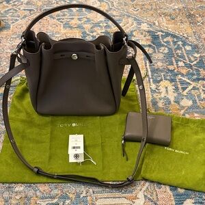Tory Burch Romy Bucket Bag and wallet - mushroom color - excellent condition